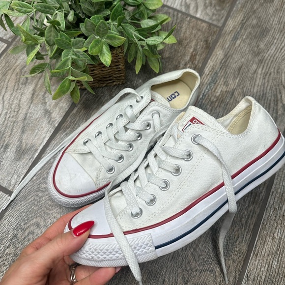 Women's Low Top White Chuck Taylor All Star Ox Converse Sneakers - Picture 1 of 7